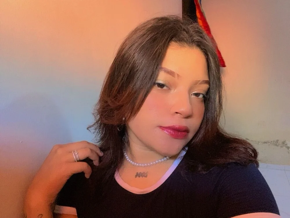 Emma_poncee's Offline Chat Room