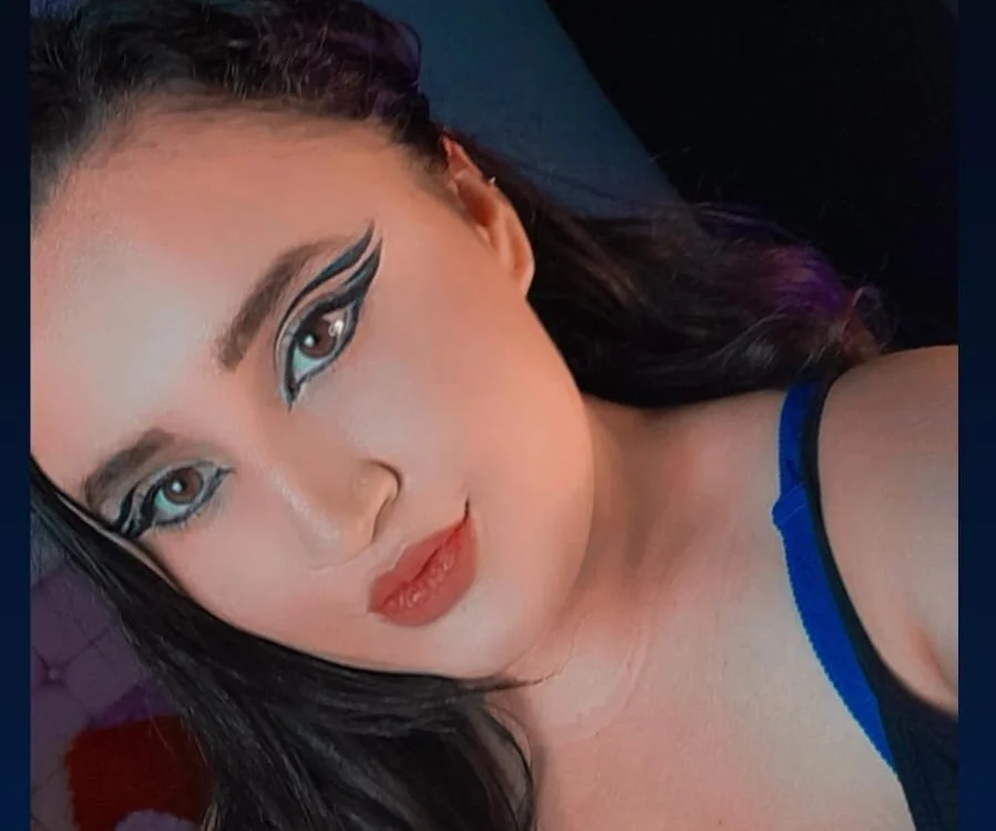 Emma_Pink_'s Offline Chat Room