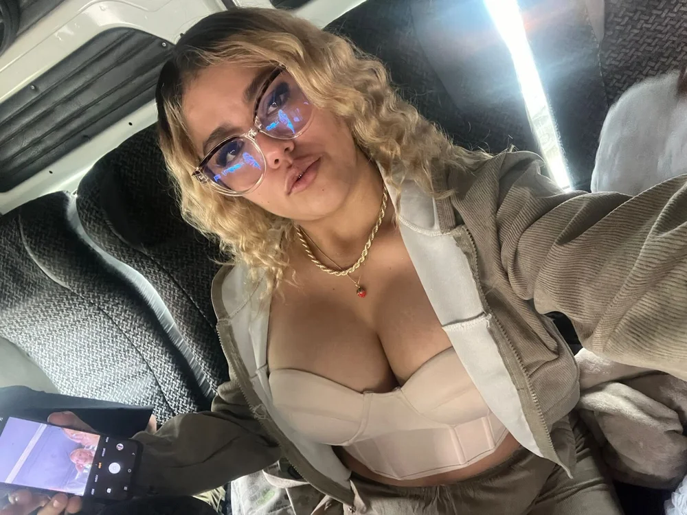 AngelaBlondes' Offline Chat Room