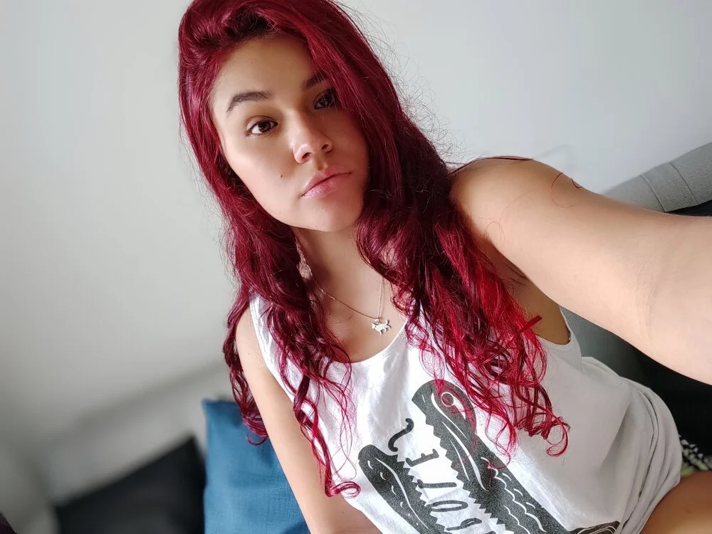 Emmy_Tthompson Adlı Modelin Çevrimdışı XXX Sohbeti