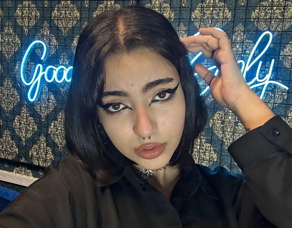 Janine_Loy's Offline Chat Room