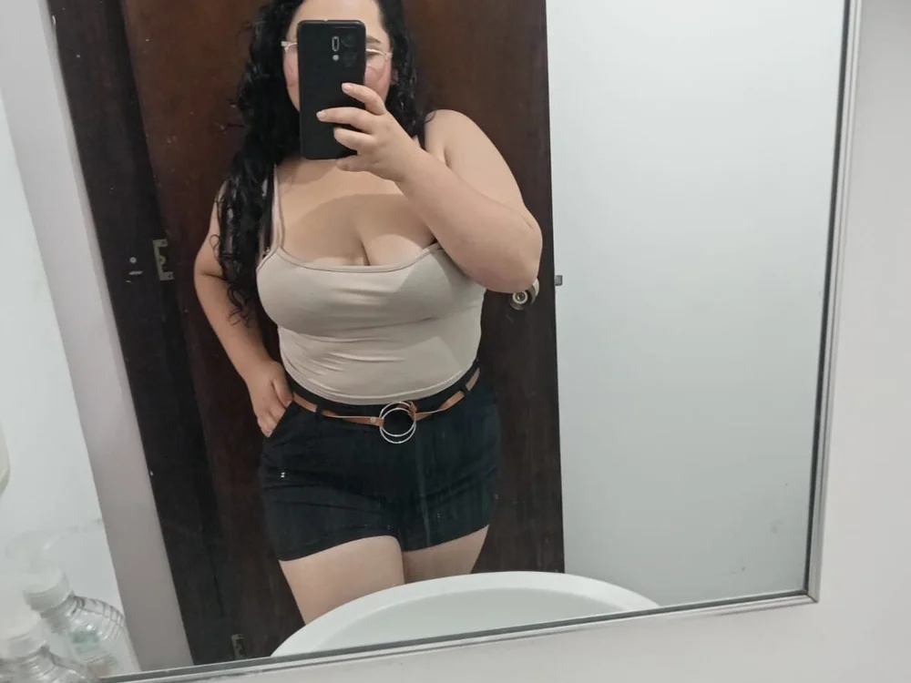 KellyLust18's Offline Chat Room