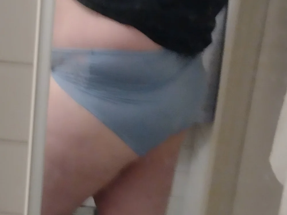 tightyass099's Offline Chat Room