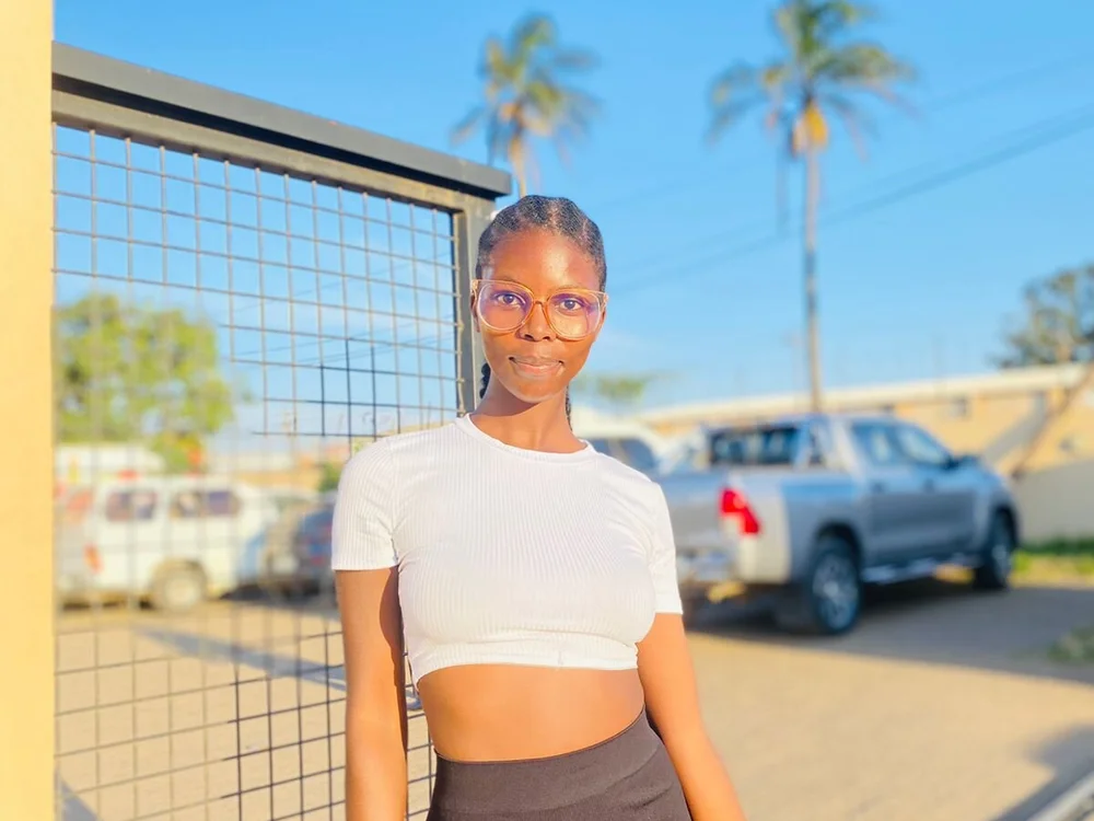 Cut_eyboobs cam model