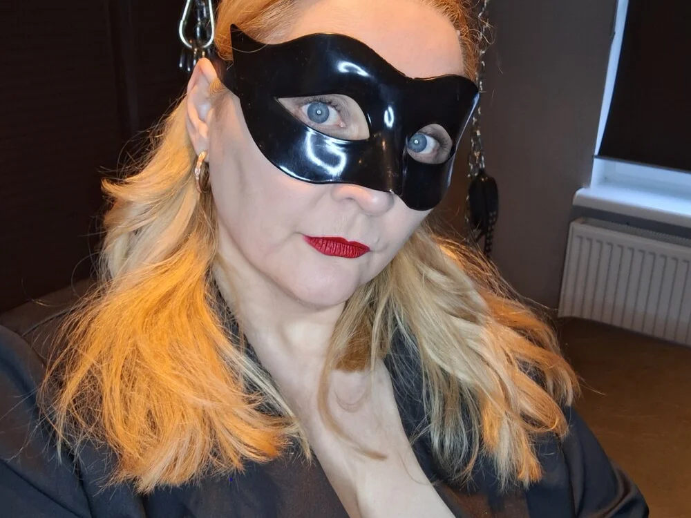 MaskedQueen77's Offline XXX Chat