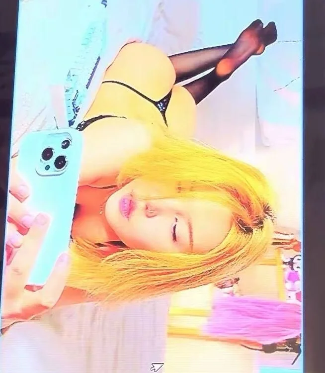 URXduox Chat XXX offline