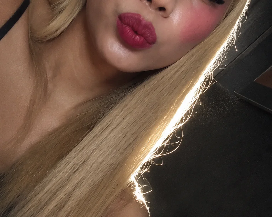 SabrinaVoss Adlı Modelin Çevrimdışı XXX Sohbeti