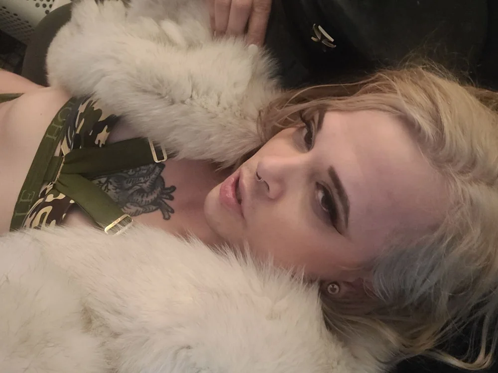 Queen_-_Bee's Offline XXX Chat