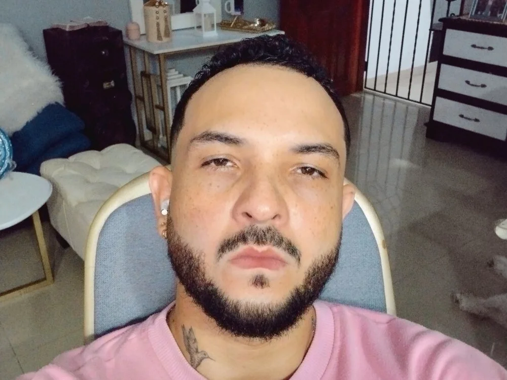 Offline XXX chat bastian_rossi