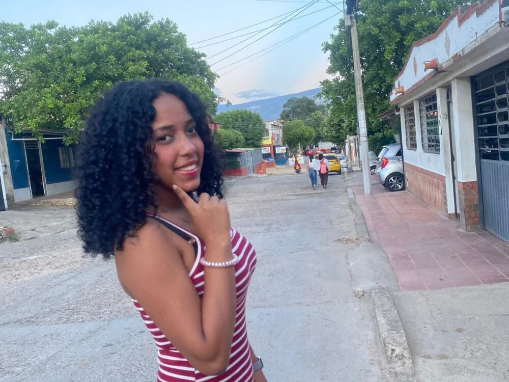 Sarahi_alexhot Offline XXX-Chat