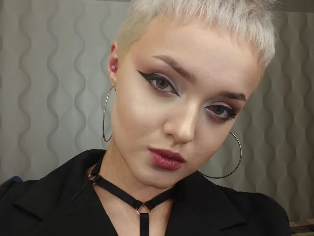 AbbyvHeight's Offline Chat Room