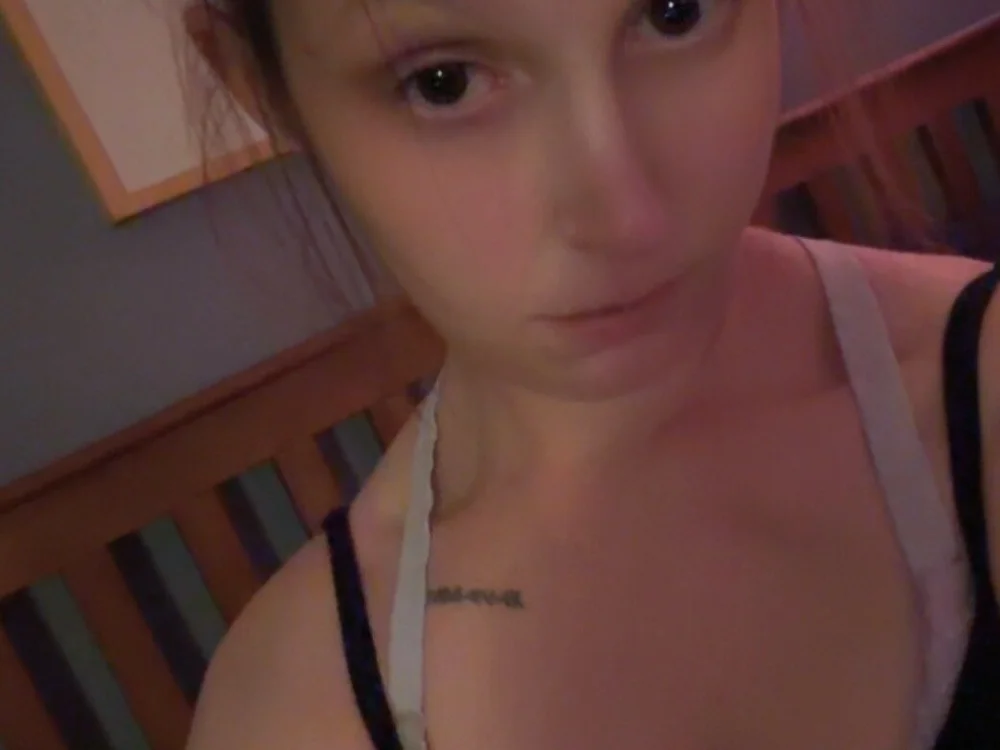 chloe_sparkles' Offline XXX Chat