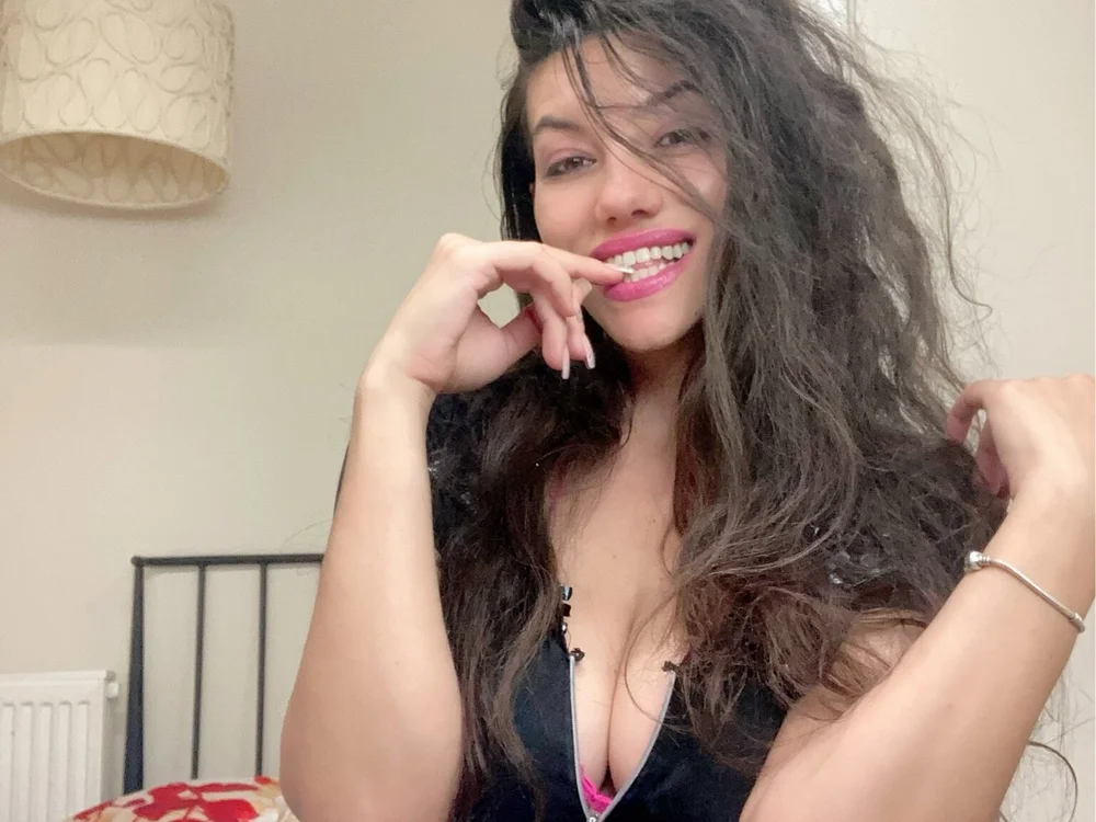 AnickaBabe's Offline Chat Room