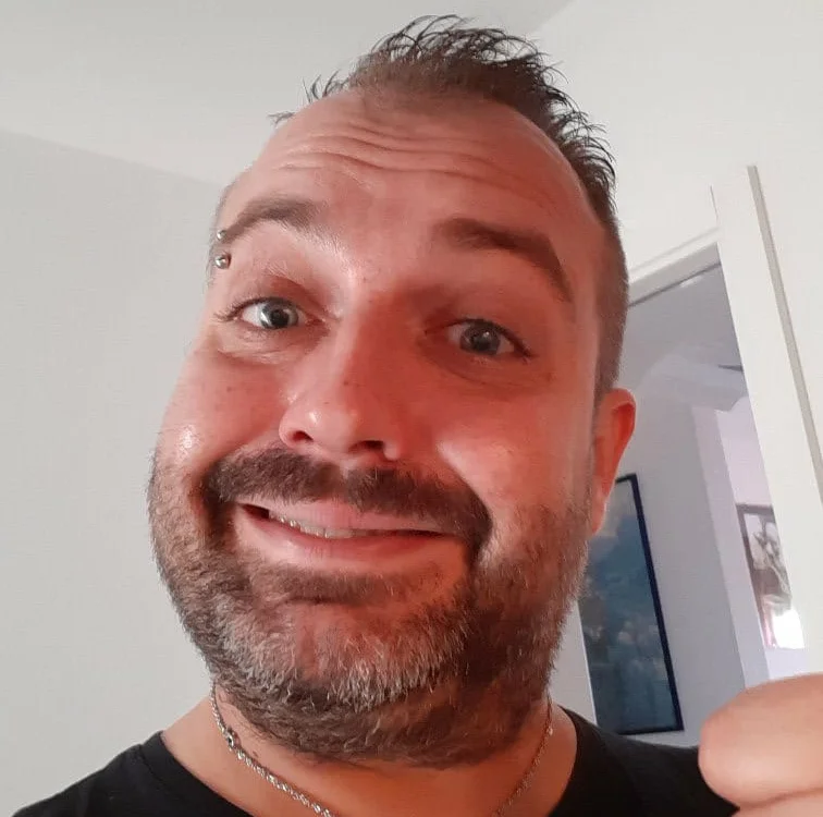 MarioGiustiSEXY's Offline Chat Room