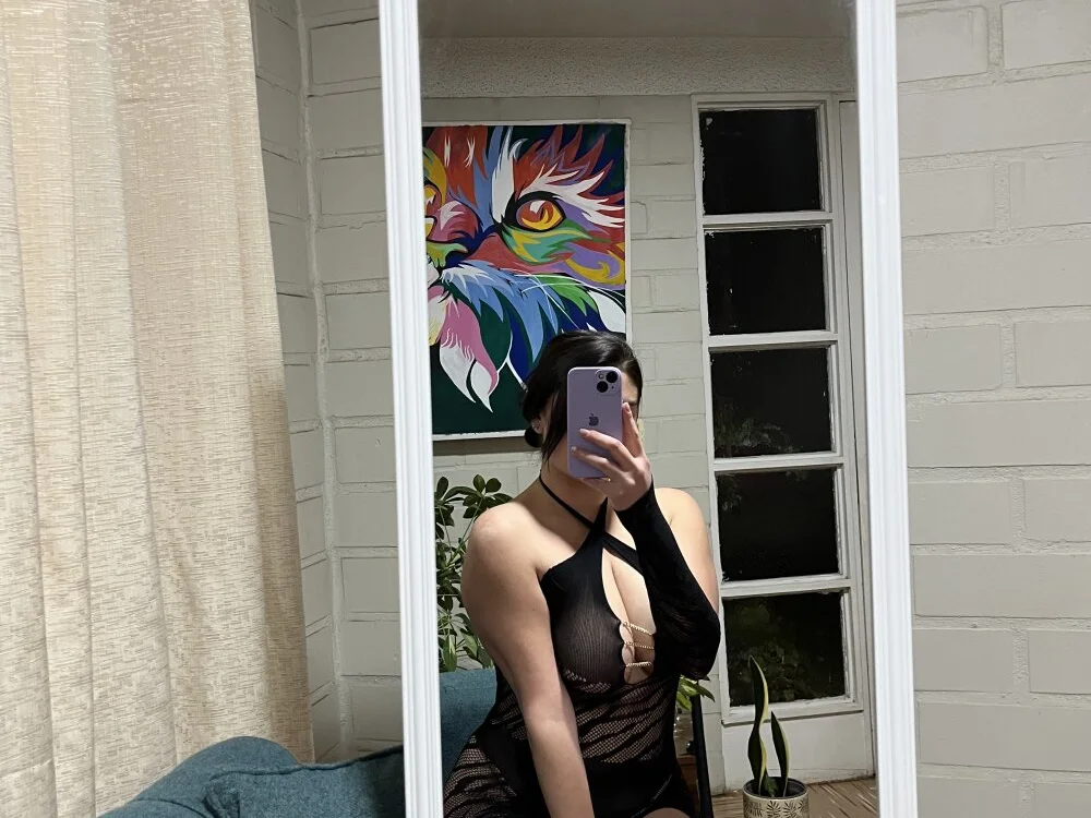 cami_lorena's Offline XXX Chat