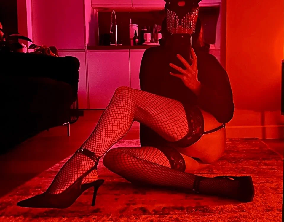 Brunette_Baddie69's Offline Chat Room