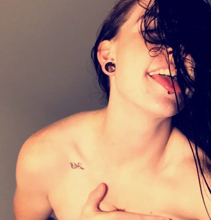 ashleyxxx22's Offline XXX Chat