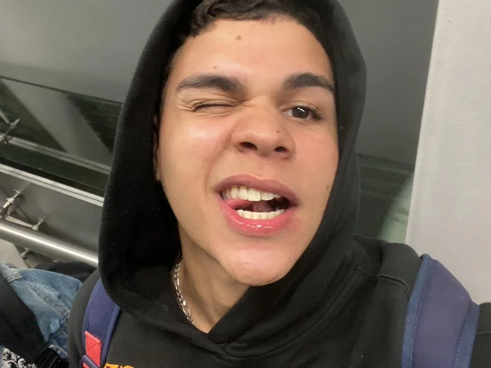 eithan_jonnes অফলাইন XXX চ্যাট