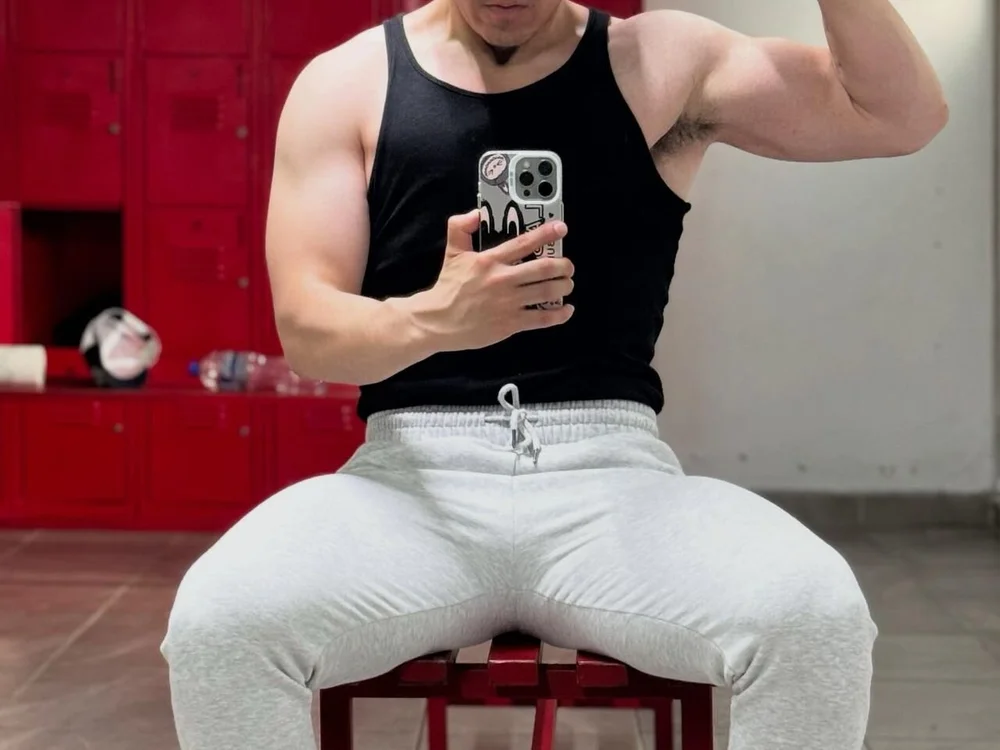 AnotherLatinBiBoy's Offline Chat Room
