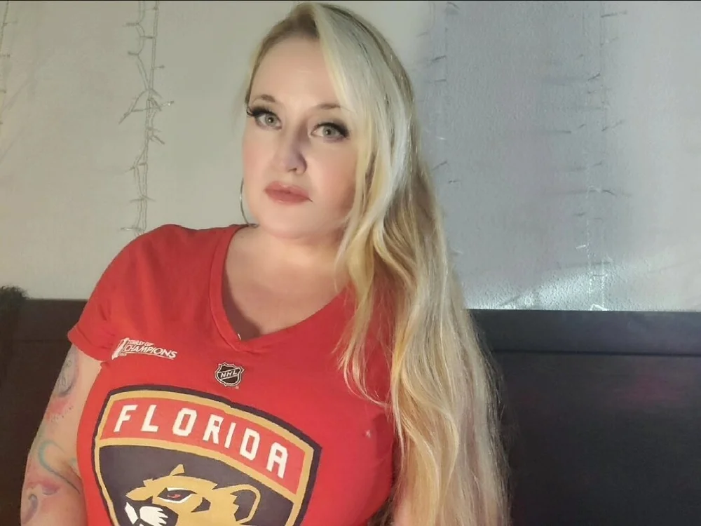 HockeyMilf's Offline XXX Chat