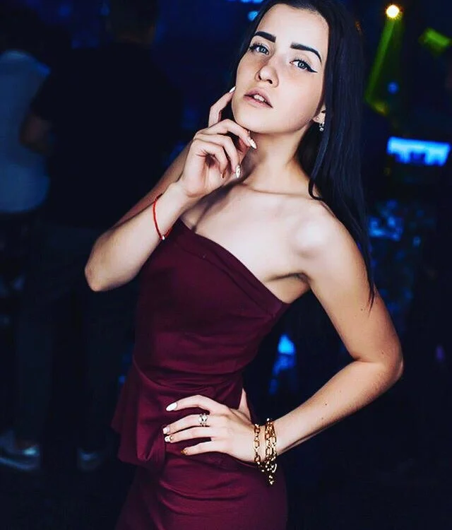 kamilalinn Adlı Modelin Çevrimdışı Sohbet Odası