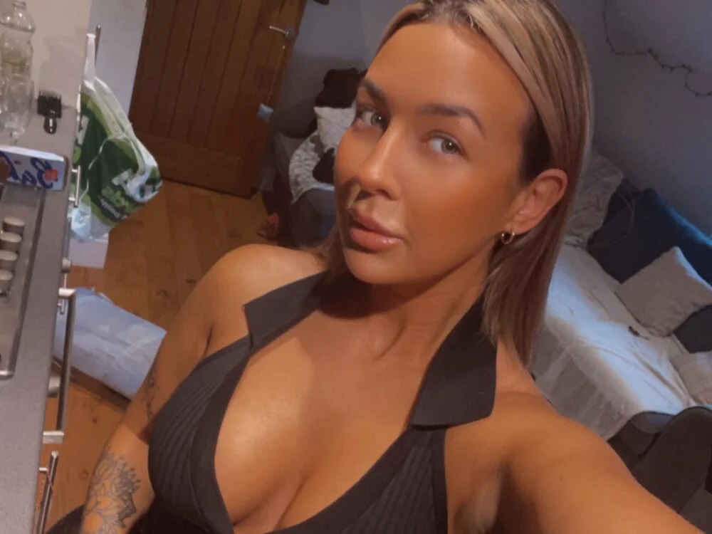 دردشة Busty-Bambi الجنسية دون اتصال