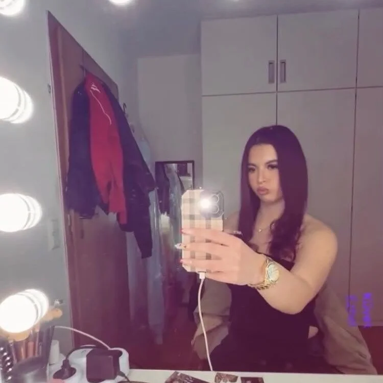 دردشة AntonellaSkyy الجنسية دون اتصال