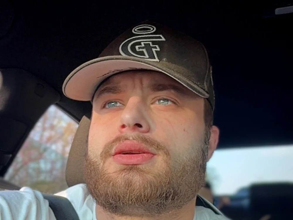 itsyaboyb23's Offline XXX Chat