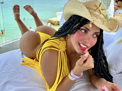 Sex chat gratuit in direct cu zui_lu pe StripChat