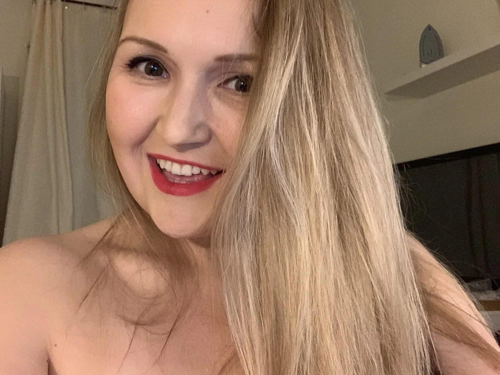 AlinaStrip's Offline Chat Room