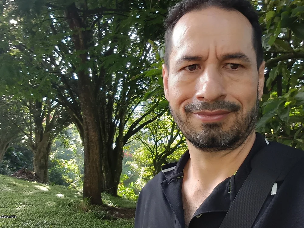 R8105: συνομιλία ΧΧΧ εκτός σύνδεσης