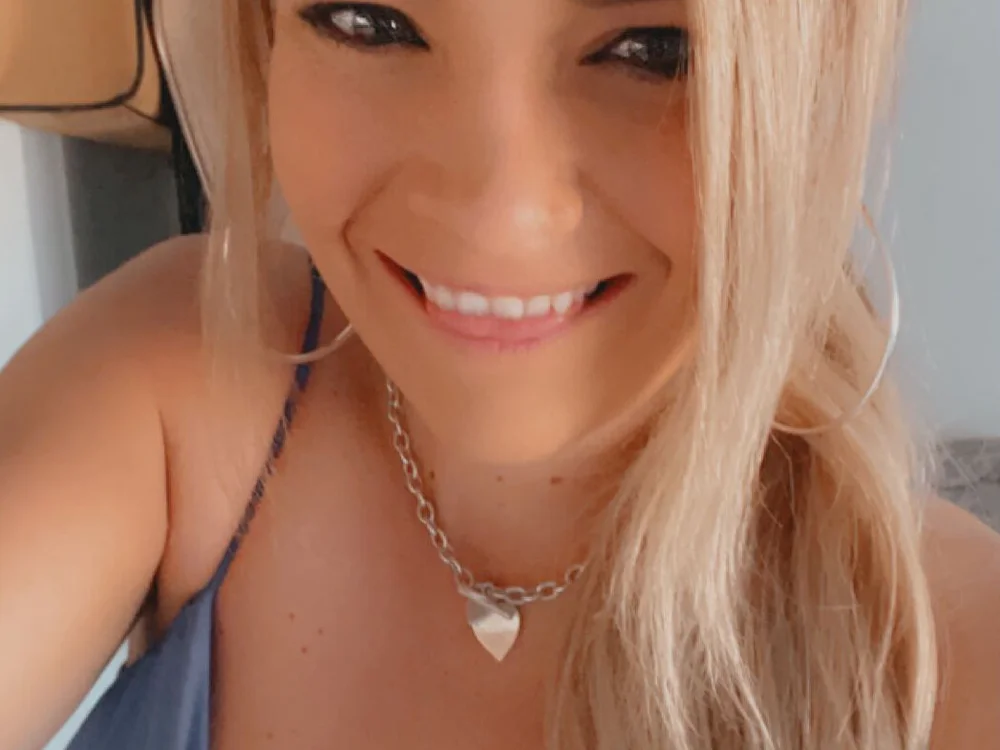 BustyBlondeBeth offline chatrum