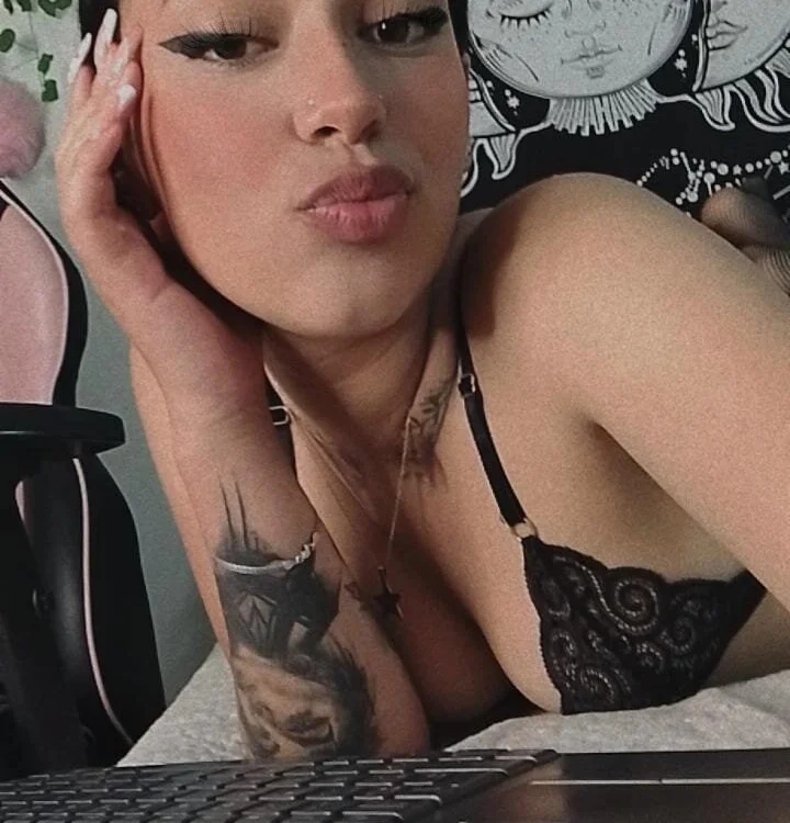 NylaEvans' Offline Chat Room