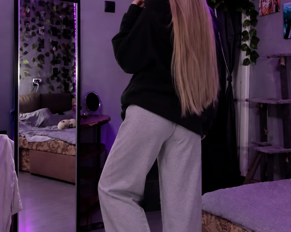 ArianaVellor's Offline Chat Room
