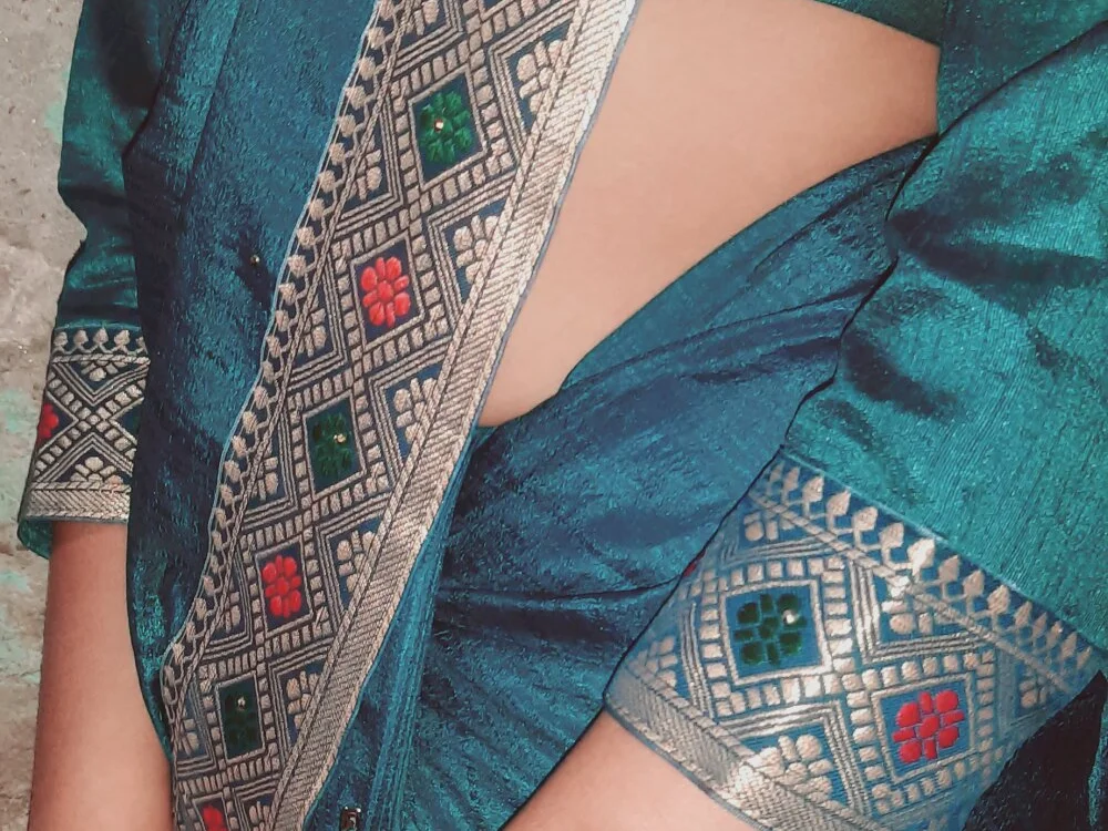 pariraj001 Adlı Modelin Çevrimdışı XXX Sohbeti