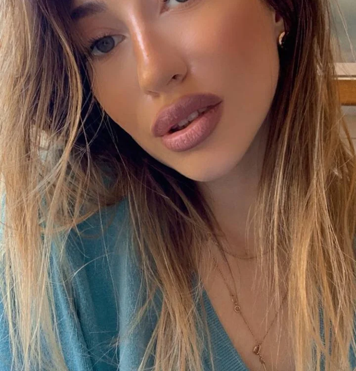 EricaWolti Adlı Modelin Çevrimdışı Sohbet Odası