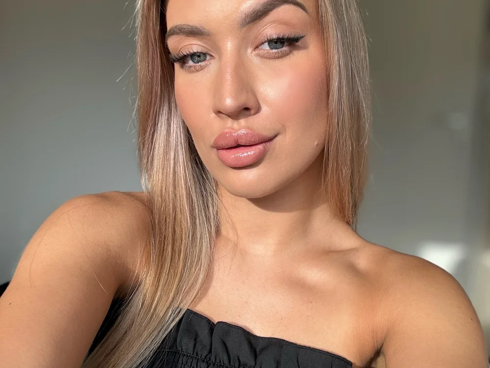 BlondeChiara Offline XXX Chat