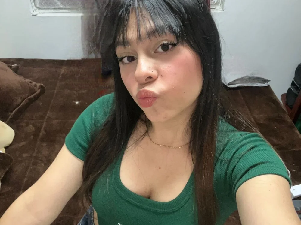 Ema_Jones01's Offline Chat Room
