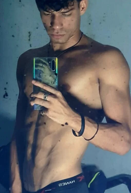 Alvarito003 Adlı Modelin Çevrimdışı Sohbet Odası