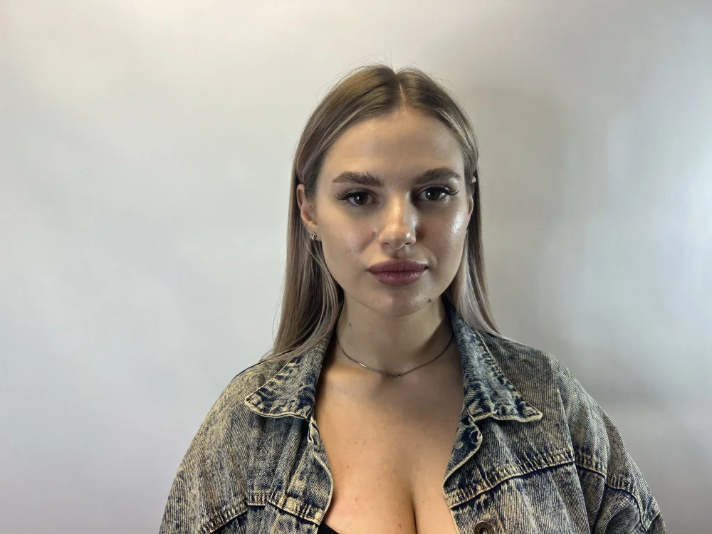 AIiciaWest's Offline Chat Room