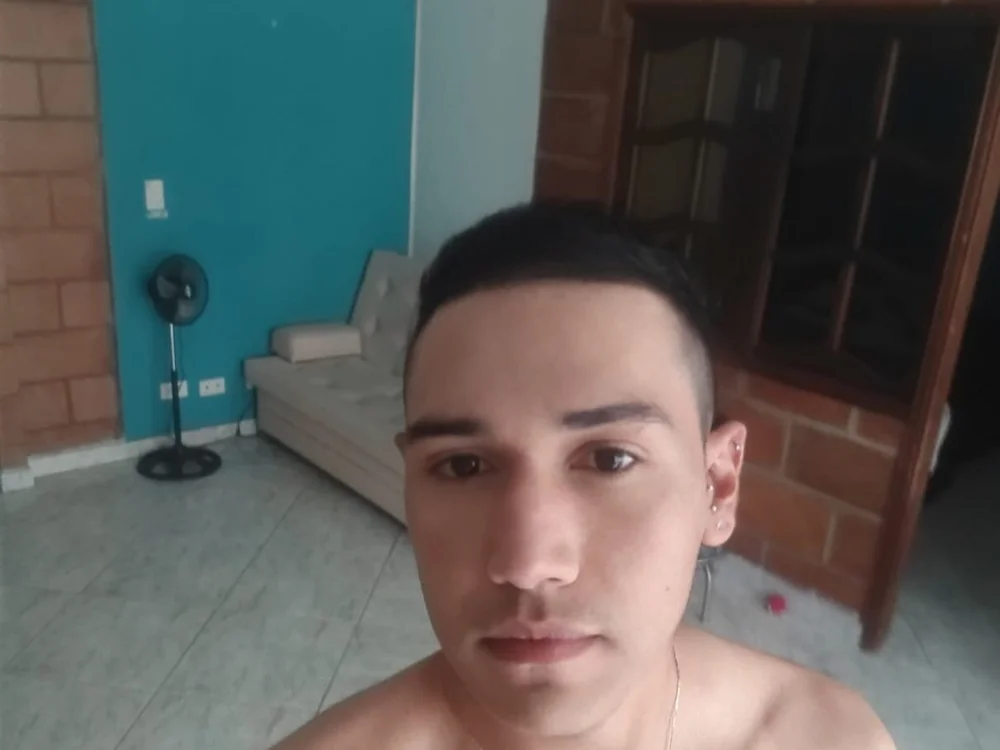 TOMMY_COCK666 offline chatrum