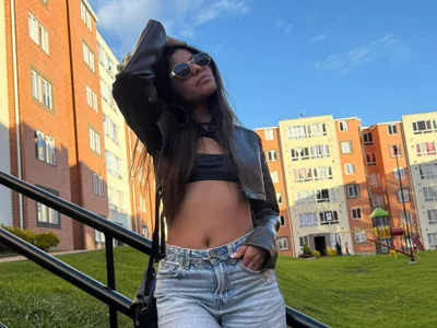 Khloe_sweet09 Female Curvylatin Online Cam Strip