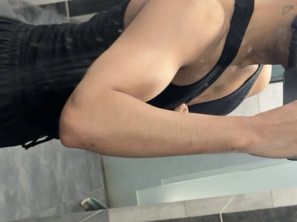 Ivaan_hot cover photo