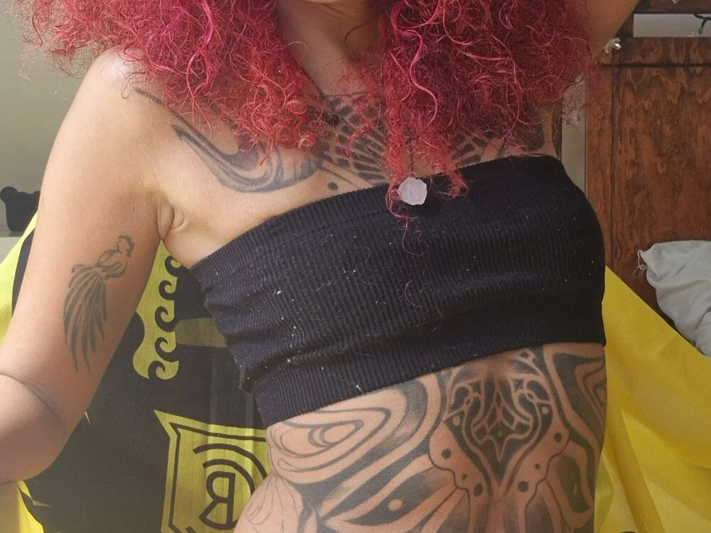 tucurly_latina Adlı Modelin Çevrimdışı XXX Sohbeti