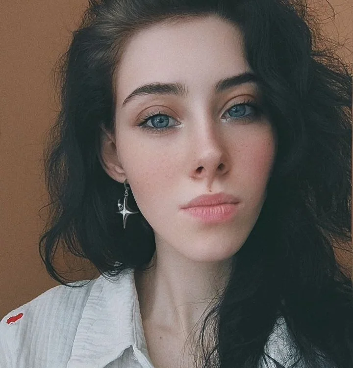 CurleyBlueEyes cam model