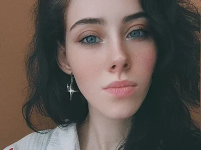 CurleyBlueEyes profile