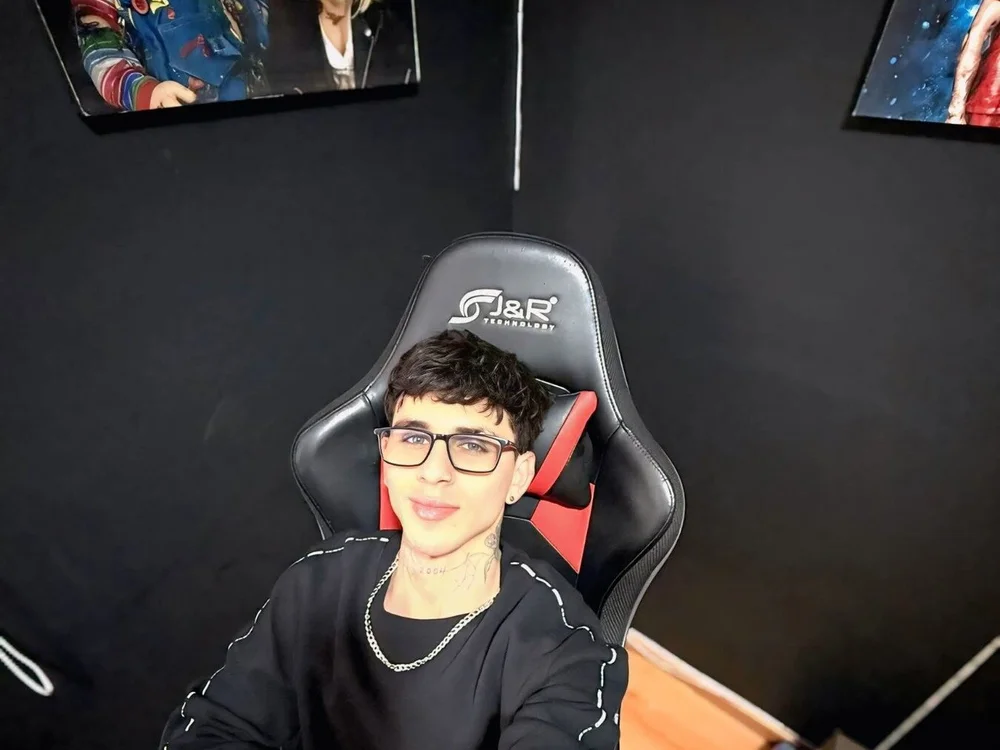 DanntheStiff's Offline XXX Chat