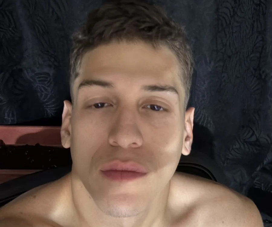 Andrewwhite888's Offline Chat Room