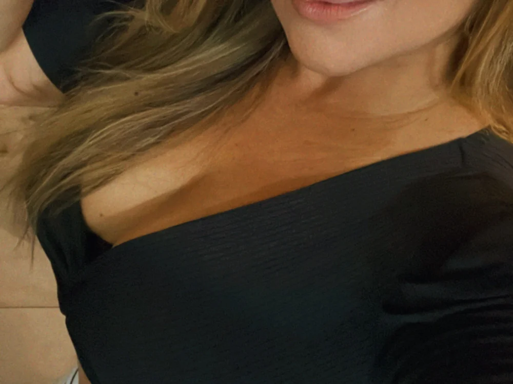 Sarahmonesexy's Offline XXX Chat