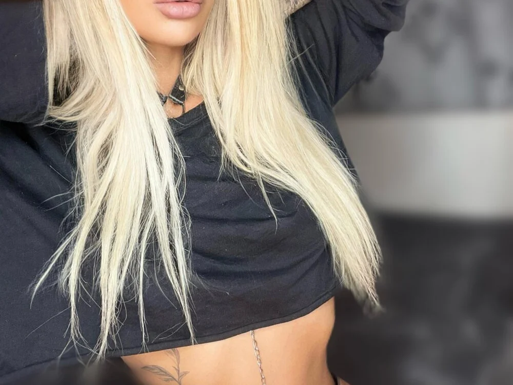 mikaelakinsley's Offline XXX Chat